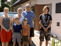Eva s manželom Petrom a deťmi žijú v Malinovej. 