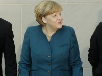 Merkelová sa po úraze na lyžovačke objavila na verejnosti s barlami