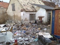 Rómovia si z bordelu na dvore hlavu nerobia Rómovia si z bordelu na dvore hlavu nerobia