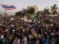 Tisíce demonštrantov blokujú ulice v Bangkoku