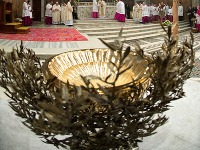 Pápež v Sixtínskej kaplnke pokrstil 32 bábätiek
