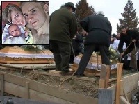 Mladučkých rodičov pochovali spolu Mladučkých rodičov pochovali spolu