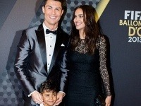 Cristiano Ronaldo sa na červenom koberci predviedol s partnerkou Irinou aj roztomilým synčekom.