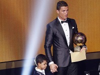 Cristiano Ronaldo si Zlatú loptu prevzal spolu s trojročným synčekom.