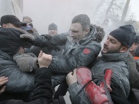 Demonštranti napadli aj boxera Klička.