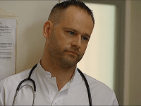 Pavel Bruchala stvárňuje v seriáli lekára Drahoša Škorca. 