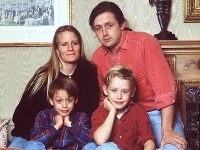 Macaulay Culkin na rodinnej fotografii z roku 1990 s otcom Kitom, mamou Patriciou a bratom Kiernanom