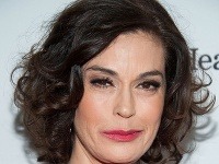 Teri Hatcher aj s mejakpom pôsobí ako vosková figurína.