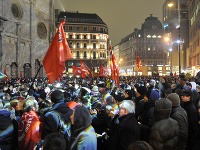 Protest voči plesu FPÖ v centre Viedne prerástol do násilností