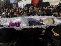 Protestujúci nesú truhlu s pozostatkami Michaila Žiznevského (†25) Protestujúci nesú truhlu s pozostatkami Michaila Žiznevského (†25)