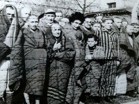 Väzni v Osvienčime počas januárového oslobodenia.