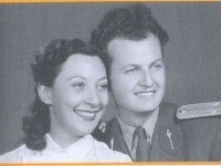 Magda Paveleková s manželom Štefanom na svadobnej fotografii. 