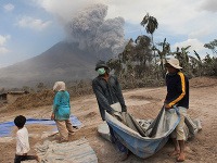 Výbuch sopky Sinabung pripravil o život 11 ľudí