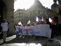 Vyše 100.000 ľudí pochodovalo v Paríži a Lyone za tradičné rodiny