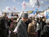 Vyše 100.000 ľudí pochodovalo v Paríži a Lyone za tradičné rodiny