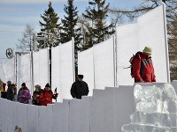 Tatranský čínsky múr počas medzinárodných majstrovstiev v stavaní ľadových sôch Tatry Ice Master 2014 na Hrebienku.