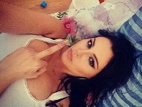Jana Hrmová zverejnila na instagrame fotku, na ktorej jej vytŕča časť bradavky. 