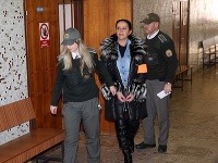 Nora Mojsejová prišla na súd s upravenými nechtami i obočím a nafarbenými vlasmi. 
