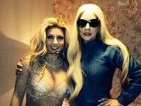 Britney Spears našla podporu u Lady Gaga v zákulisí svojej hudobnej šou.