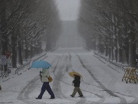 Silné sneženie v Japonsku komplikuje dopravu