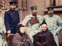 Vľavo dole britská kráľovná Viktória, vedľa nej sedí jej dcéra Vicky a nad nimi stojí Wilhelm.
