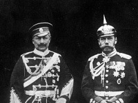 Wilhelm so svojím bratrancom, cárom Mikulášom II. Na snímke z roku 1905 majú vymenené uniformy.
