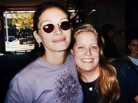 Julia Roberts a Nancy Motes navonok pôsobili ako milujúce sestry, no v skutočnosti ich priepastne delili konflikty ohľadne hmotnosti. Julia Roberts a Nancy Motes navonok pôsobili ako milujúce sestry, no v skutočnosti ich priepastne delili konflikty ohľadne hmotnosti.