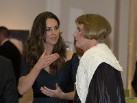 Kate Middleton v náruživom rozhovore s umeleckým transvestitom Graysonom Perrym.