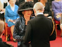 Transvestita Grayson Perry v dámskom kostýme a klobúku pred Princom Charlesom