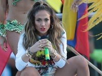 Jennifer Lopez v kratučkých šortkách provokatívne rozťahovala nohy.