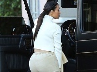 Kim Kardashian sa pochválila enormne veľkým zadkom v nelichotivých nohaviciach.
