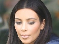 Kim Kardashian s extrémnymi nánosmi mejkapu
