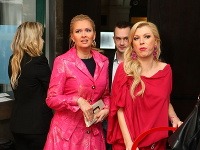Jojkárka Adriana Kmotríková prijala pozvanie od spoluorganizátorky večera Gabriely Drobovej. Na valentínskej party sa objavila v ružovom kabátiku. 