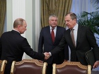 Vladimír Putin si podáva ruku so Sergejom Lavrovom Vladimír Putin si podáva ruku so Sergejom Lavrovom
