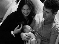 Prísny kat Simon Cowell je nateraz minulosťou - rozcítený zverejnil prvé fotky synčeka Erica.