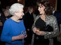 Kráľovná Alžbeta II. a Joan Collins Kráľovná Alžbeta II. a Joan Collins