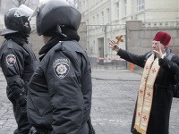 Kňaz sa symbolicky usiluje zastaviť násilie v Kyjeve