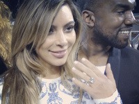 Euforická Kim Kardashian nadšene ukazuje prsteň pár minút po tom, čo ju Kanye West požiadal o ruku.