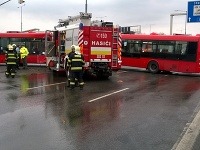 Havária autobusu MHD a hasičského auta v Bratislave.