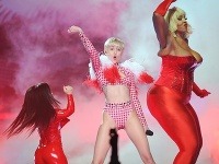 Miley Cyrus okorenila svoju kritizovanú šou trpaslíčkou aj obéznou ženou nadmernej veľkosti.