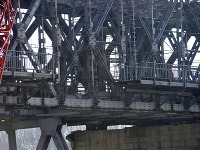 Pohľad na miesta, kde došlo počas demontážnych prác na Starom moste k pádu pracovníka rozpaľujúceho mostnú konštrukciu. 
