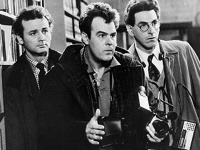 Bill Murray, Dan Aykroyd a Harold Ramis (úplne vpravo) vo filme Krotitelia duchov z roku 1984.