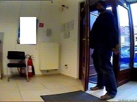 Polícia pátra po páchateľovi lúpeže banky v Modre