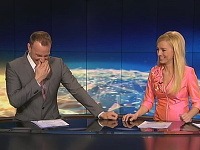 Patrik Švajda a Zlatica Puškárová sa vo včerajších Televíznych novinách neudržali a spustili hurónsky smiech. 