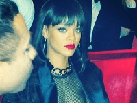 Rihanna na párty v Paríži bez hanby vystavila na obdiv nahé prsia.