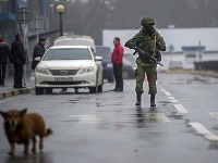 Neznámi ozbrojenci v maskovaných uniformách blokujú cestu smerom na vojenskom letisku pri čiernomorského prístavu Sevastopoľ na Kryme,