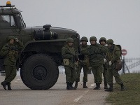 Neznámi ozbrojenci v maskovaných uniformách blokujú cestu smerom na vojenskom letisku pri čiernomorského prístavu Sevastopoľ na Kryme,