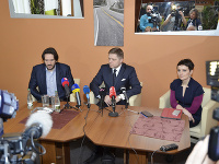 Robert Fico počas tlačovej besedy s ministrom vnútra SR, na ktorej sa vyjadrili k postoju Slovenska vo vzťahu k aktuálnej situácii na Ukrajine.