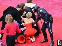 Jennifer Lawrence sa po minuloročnom fiasku zosypala na zem už pri príchode.
