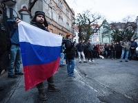 Účastníci protestu voči agresii Ruskej federácie na Ukrajine pred Veľvyslanectvom Ruskej federácie v SR.